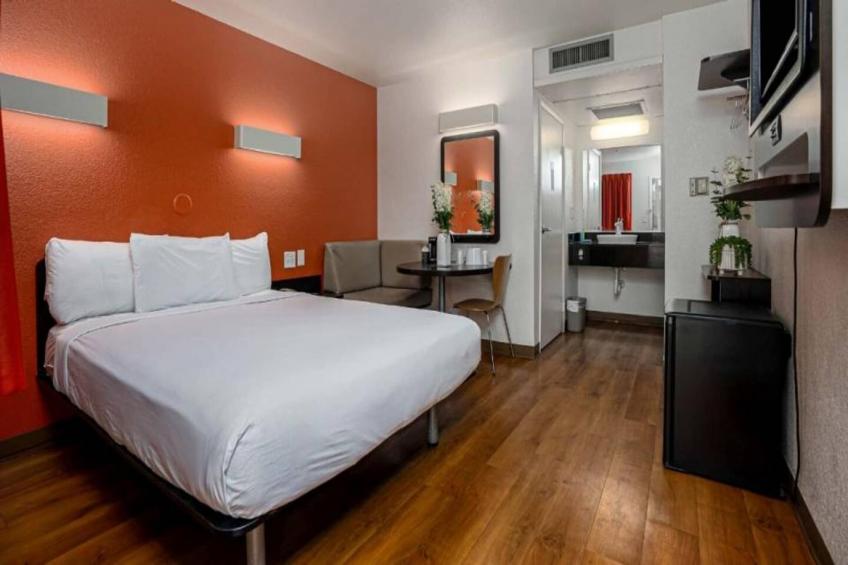 1 Queen Bed  Premium Mini Fridge - foto 16