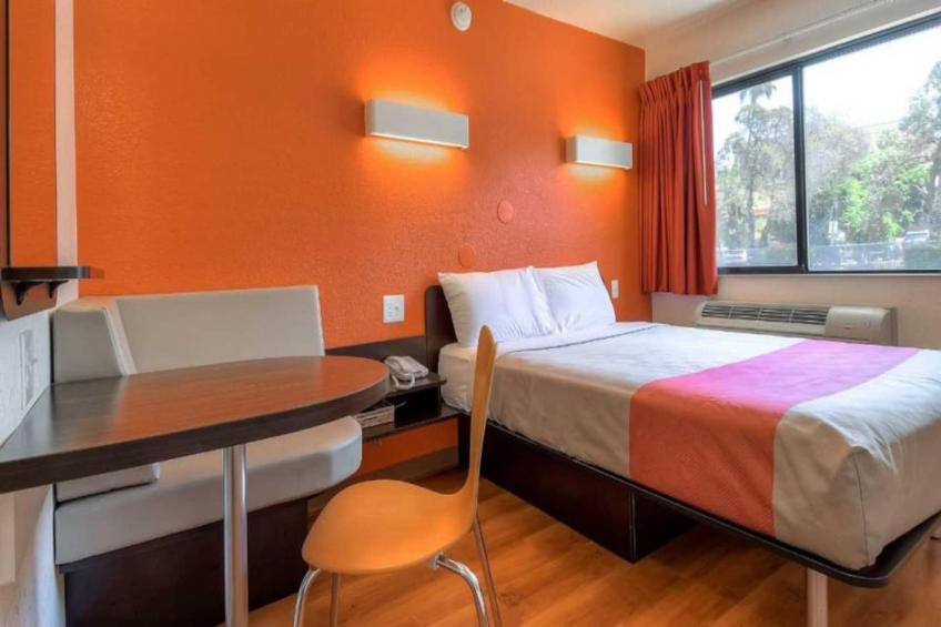 1 Queen Bed  Mini Fridge - foto 8