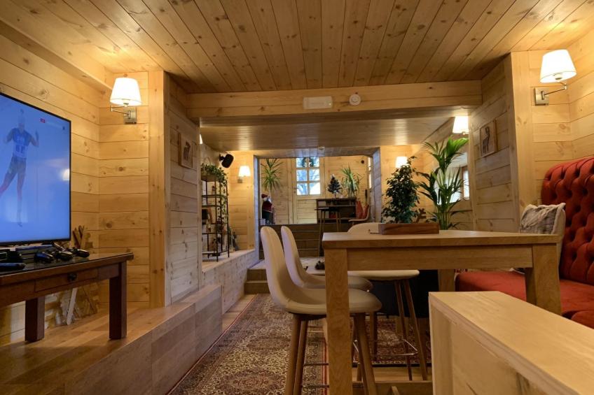 Die Ski-Suite hat ein Schlafzimmer und ein kleines Wohnzimmer ohne Küche. - foto 57