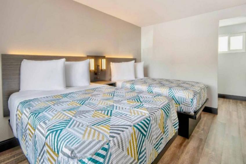 2 Queen Beds  Suite Non-Smoking Kitchen - foto 8