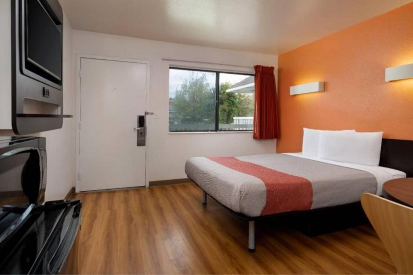 1 Full Bed  ADA/RI Shower - foto 17