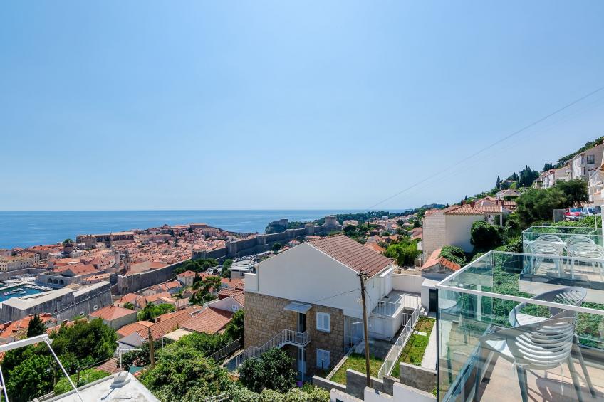Apartments Isabora - Comfort Three-Bedroom Apartment with Balcony and Sea View (Second Floor)