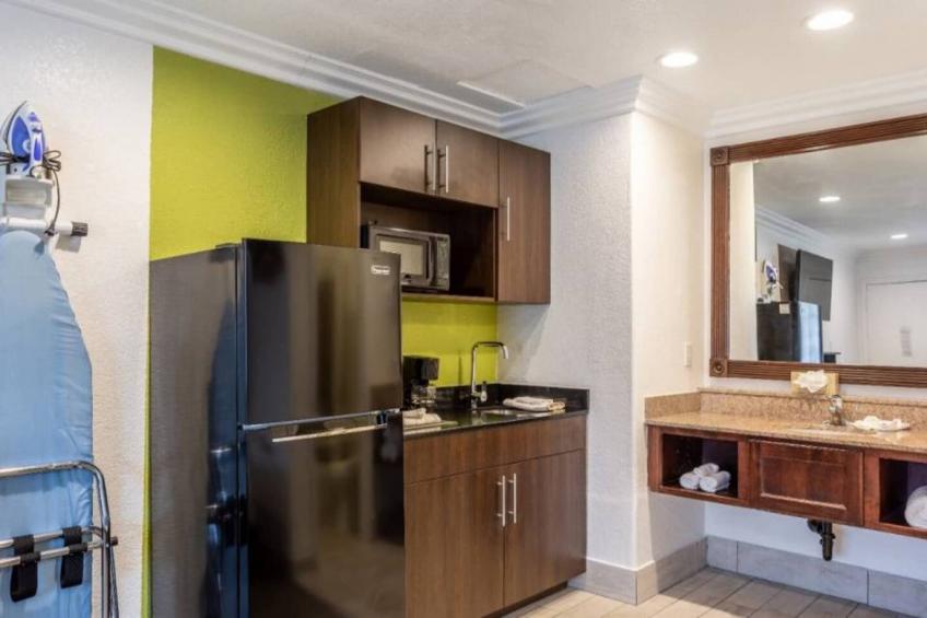 2 Queen Beds  Non-Smoking Kitchen - foto 28