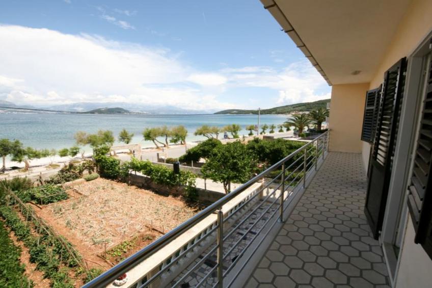 Spacious Beachfront Apartment Ciovo - Four Bedroom Apartment with Sea View - foto 11