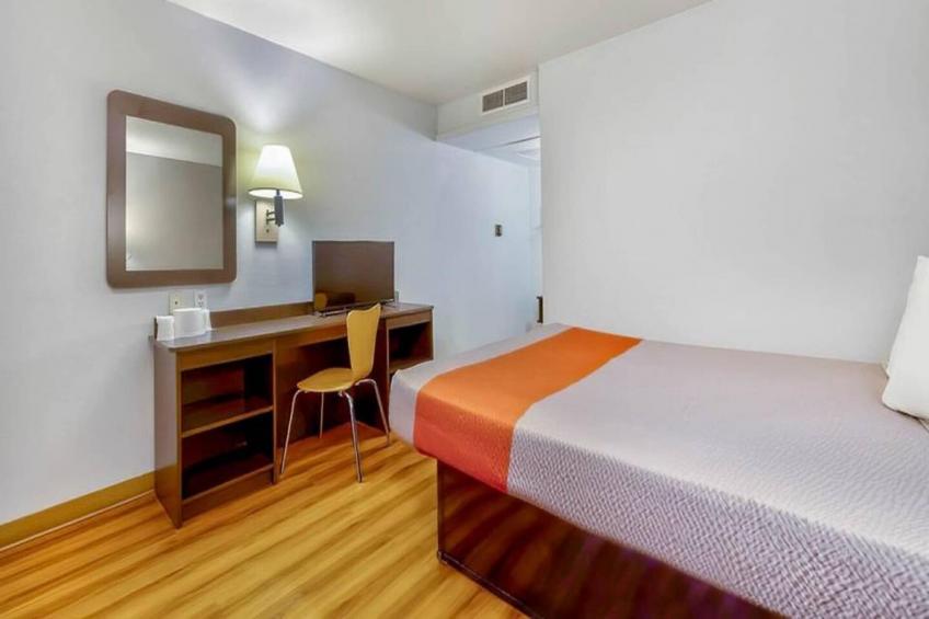 1 QUEEN BED  MICFRIDGE - foto 10