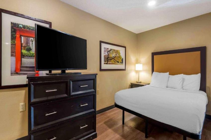 1 Queen Bed | Non-Smoking, Micfridge, Sofa-Bed - foto 16