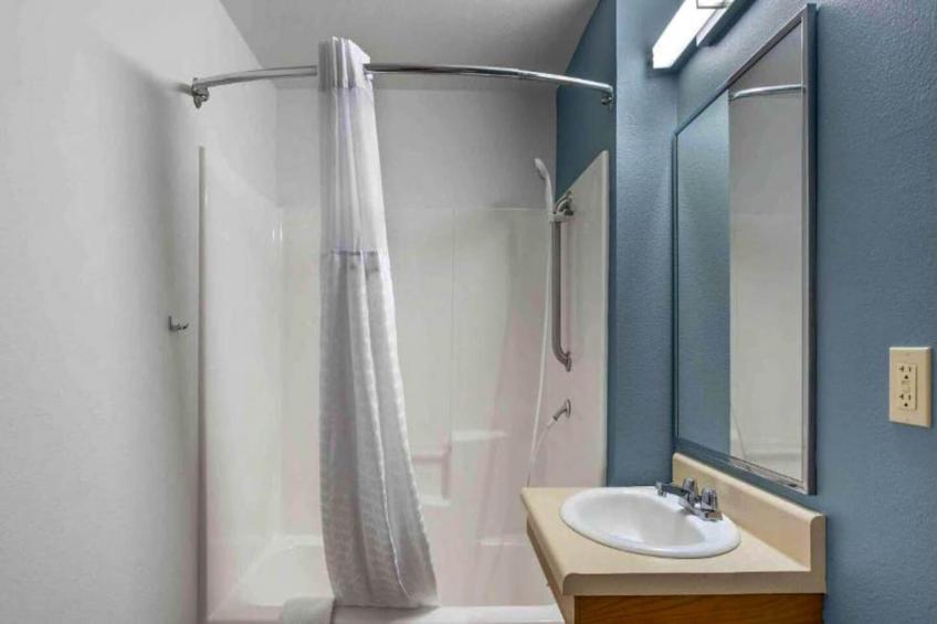 1 Bed | ADA\/RI Shower\/Suite\/Kitchen - foto 17