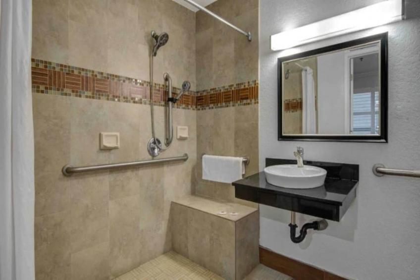 1 King Bed  Non-Smoking Kitchen - foto 18