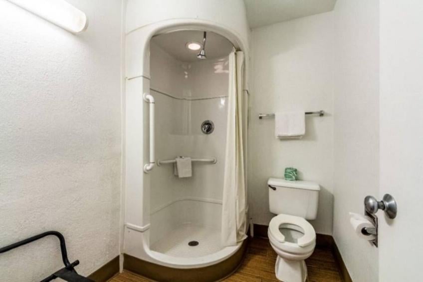 1 King Bed  Mobility Accessible RI Shower Nsmk - foto 6