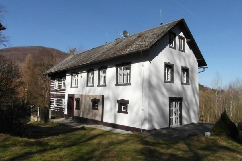 Traditionelles Haus, umgeben von Wäldern in Ralsko