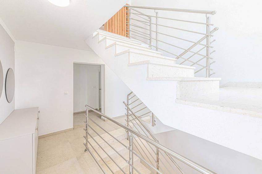 Expansive Retreat with Private Pool & BBQ, Near the Beach - Six Bedroom Villa - foto 42