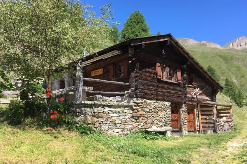 Alphütte Murmolta auf der Sonnenterrasse im Wallis