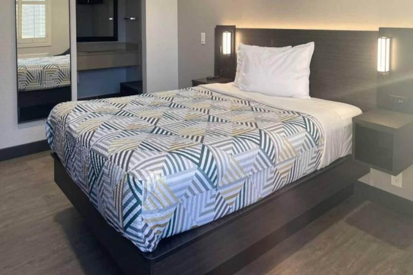 1 King Bed  Non-Smoking Micfridge - foto 7