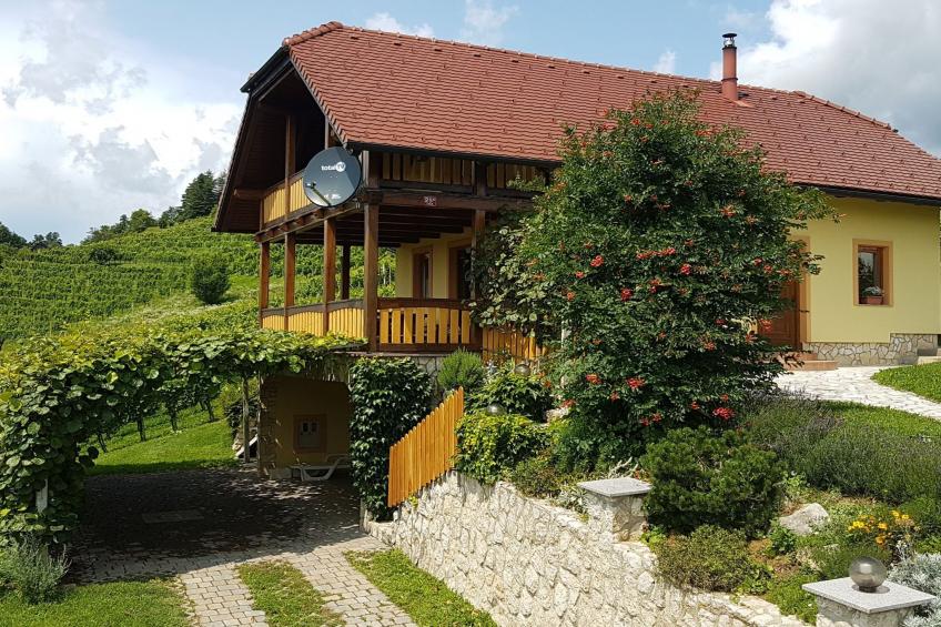 Vivid Hillside Country House with Hot-Tub and Sauna - Two Bedroom Country House - foto 42