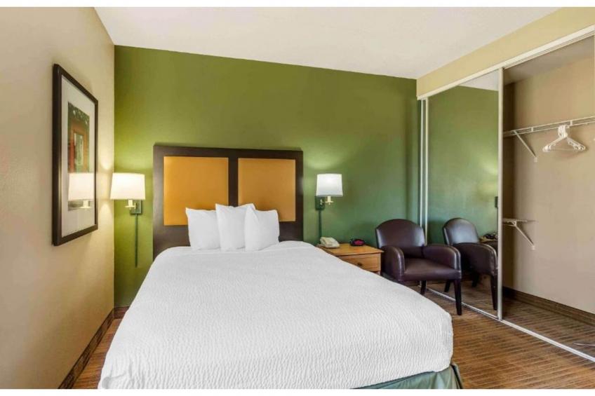 1 King Bed  Non-Smoking Kitchen - foto 13