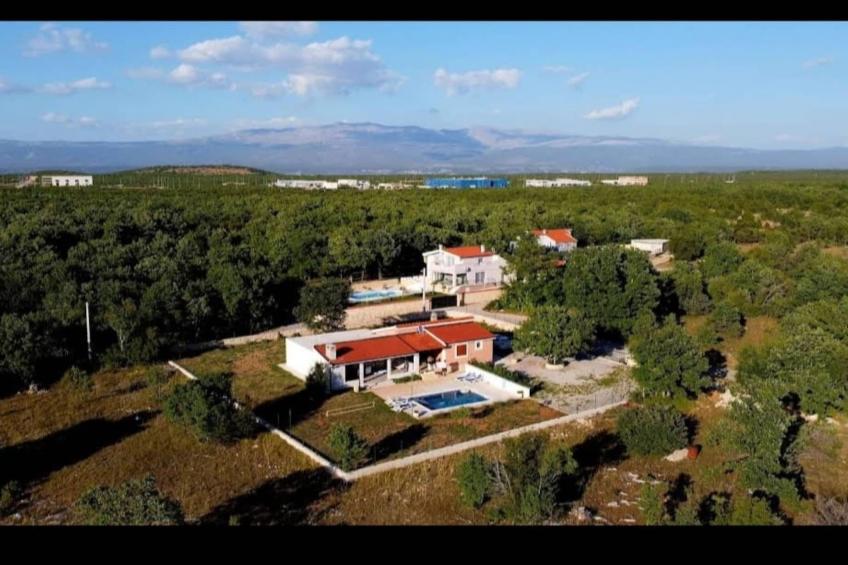 Tranquil Holiday Home with Pool, Garden, and Playground in a Peaceful Countryside Setting - Three Bedroom Holiday Home - foto 26