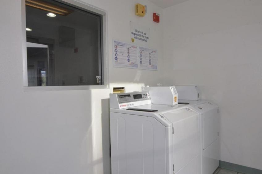 1 Full Bed  ADA/RI Shower - foto 30