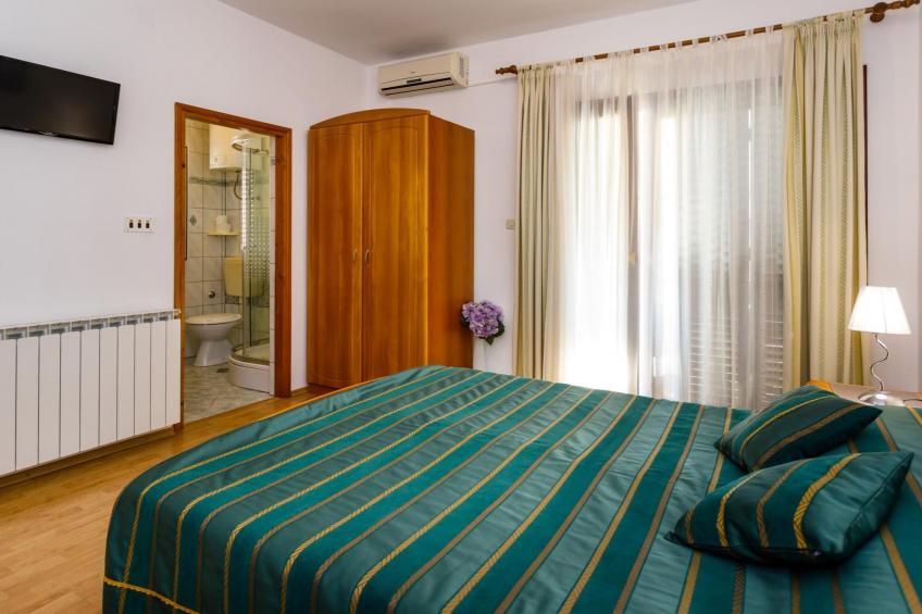 Sunny and Sleek Krk Rooms with Balcony - Classic Double Room with Balcony (owner Zelena) - foto 2