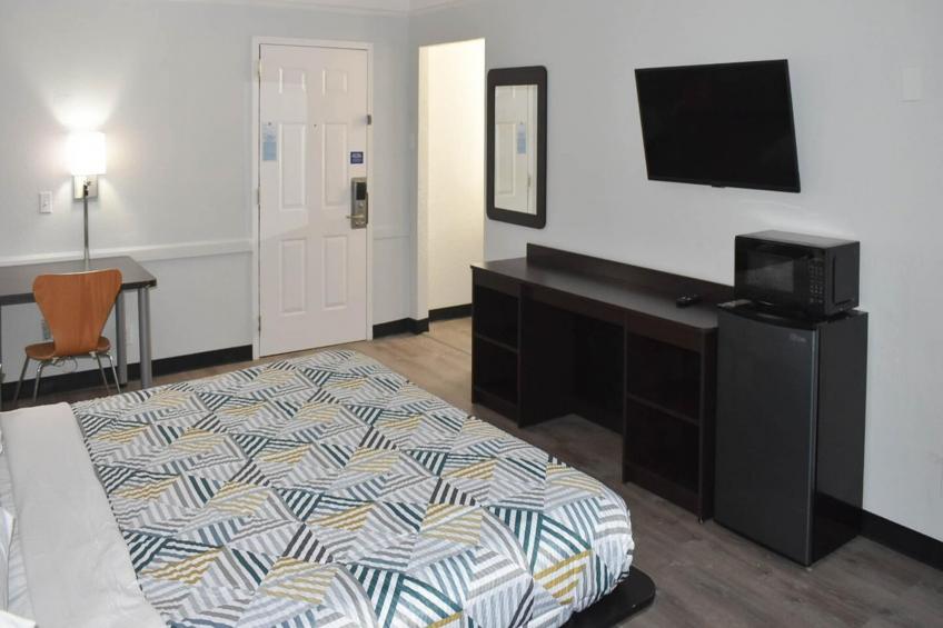 1 King Bed | Non-Smoking, Micfridge - foto 11