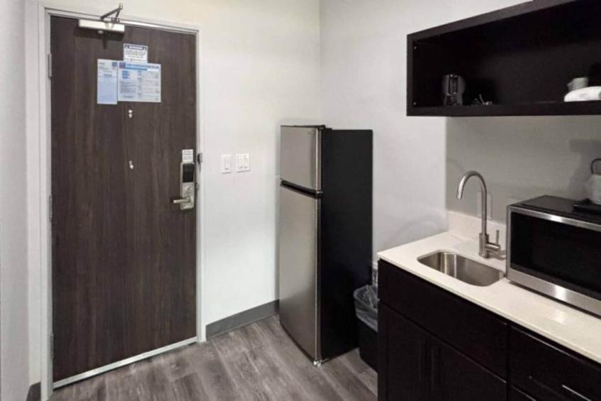 1 King Bed  Non-Smoking Kitchen - foto 4