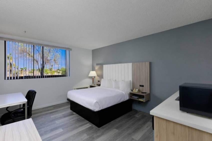 1 King Bed  Non-Smoking Micfridge View - foto 12