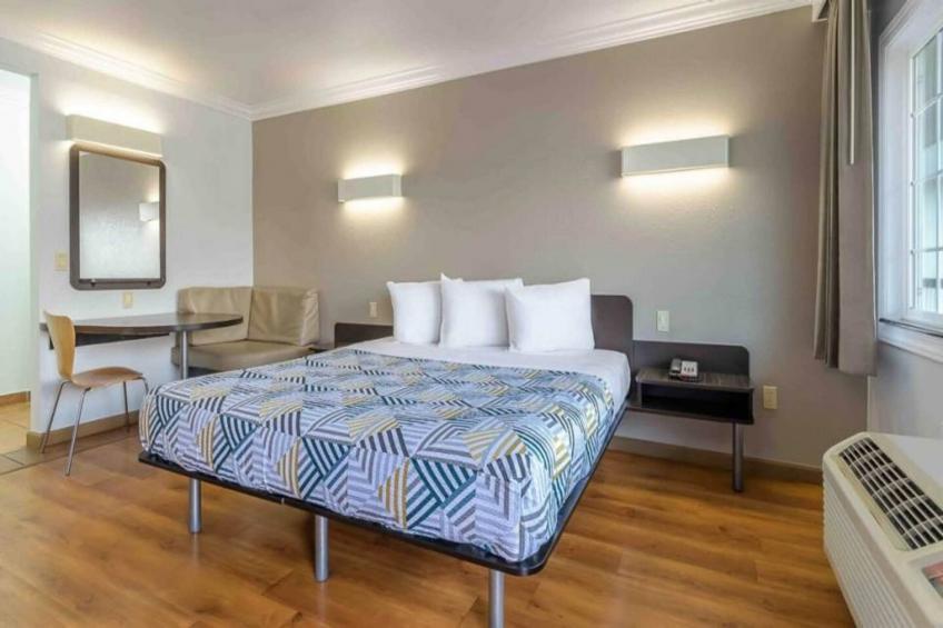 1 King Bed  Non-Smoking Micfridge - foto 4