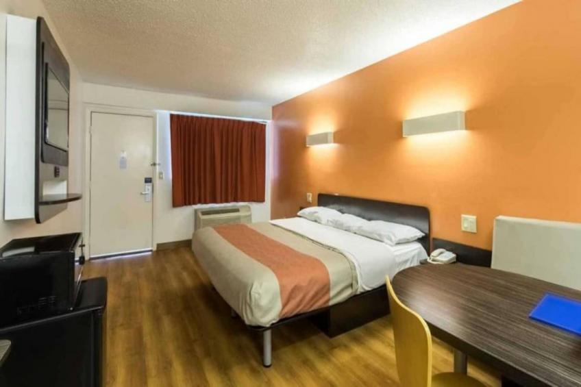 1 King Bed  Non-Smoking Micfridge - foto 12