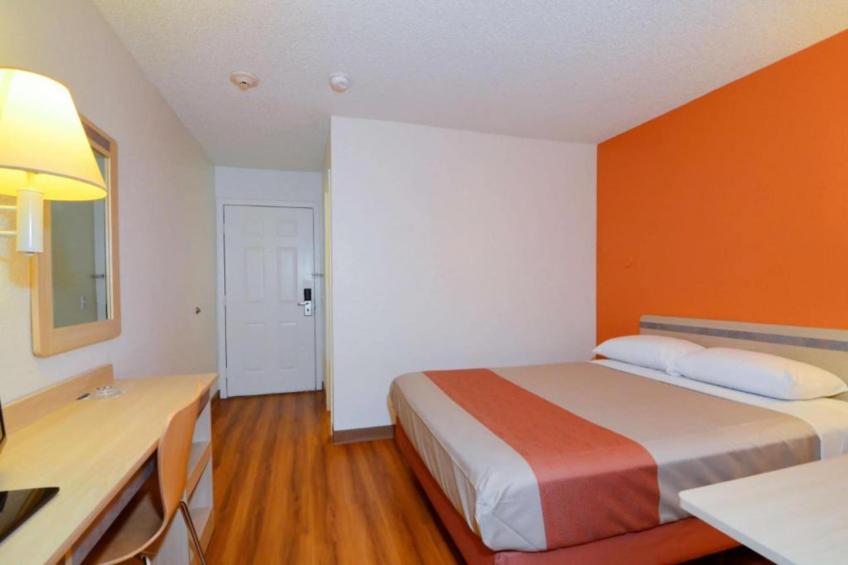 1 Queen Bed