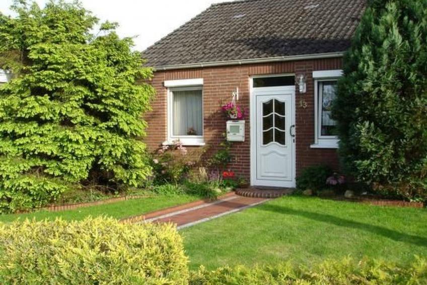 in Hage mit Garten, Terrasse und Grill