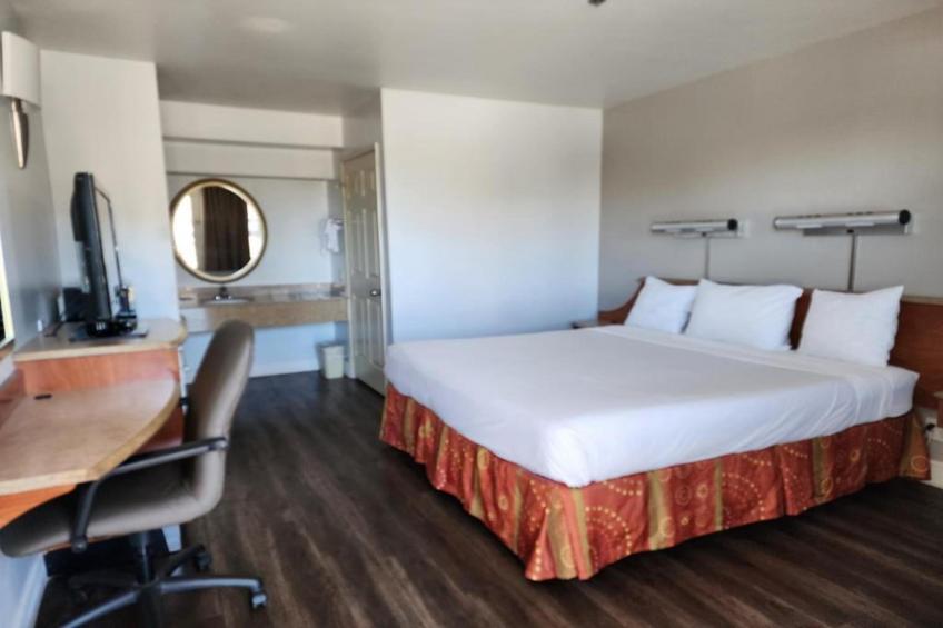 1 King Bed  Non-Smoking Micfridge - foto 6