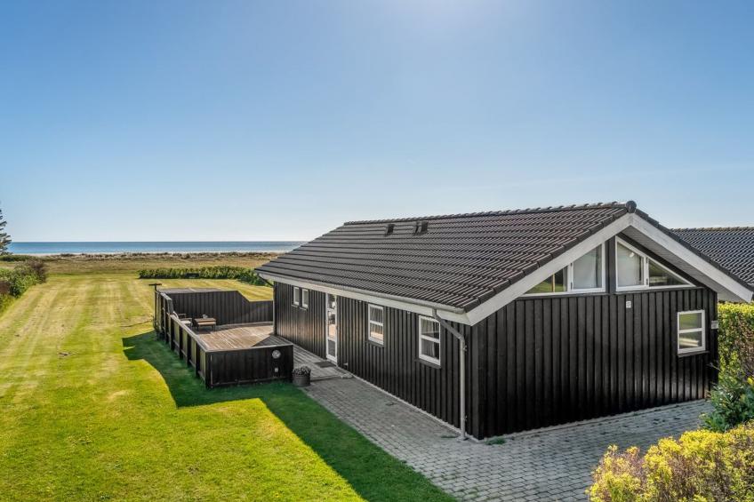 "Nomi" - 100m from the sea