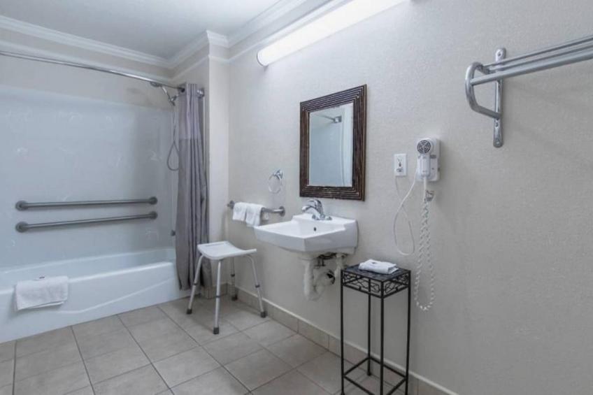 1 King Bed  Mobility Accessible Tub Nsmk - foto 20