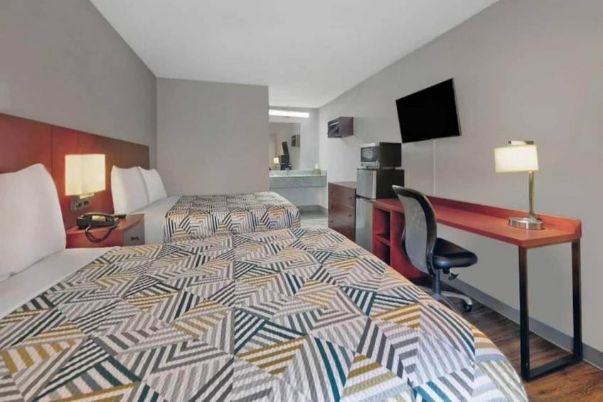 2 Queen Beds  Smoking Micfridge - foto 8