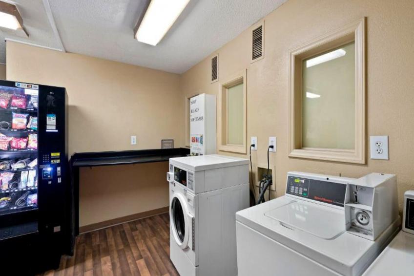 1 Queen Bed | Non-Smoking, Micfridge - foto 39