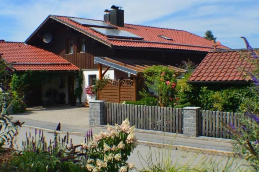 Gemütliche Ferienwohnung in Weiherhäuser mit Garten und Terrasse