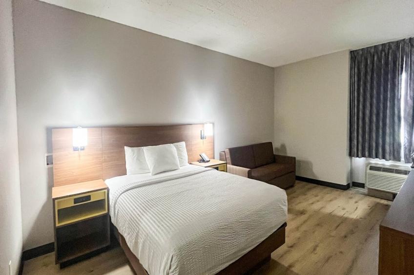 1 King Bed  Non-Smoking Micfridge Sofa-Bed - foto 7