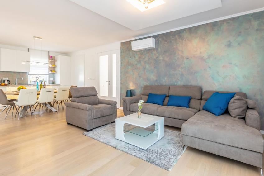 Schöne Villa in einer ruhigen Umgebung mit Pool - foto 17