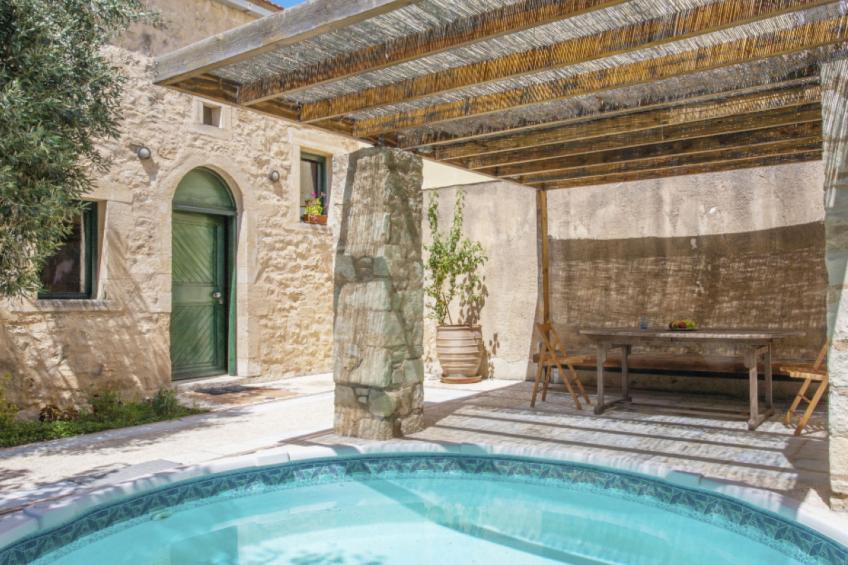 mit privatem Pool in Roustika