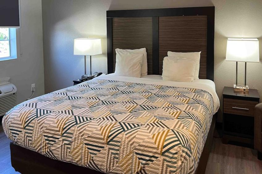 1 King Bed | Non-Smoking, Micfridge - foto 4