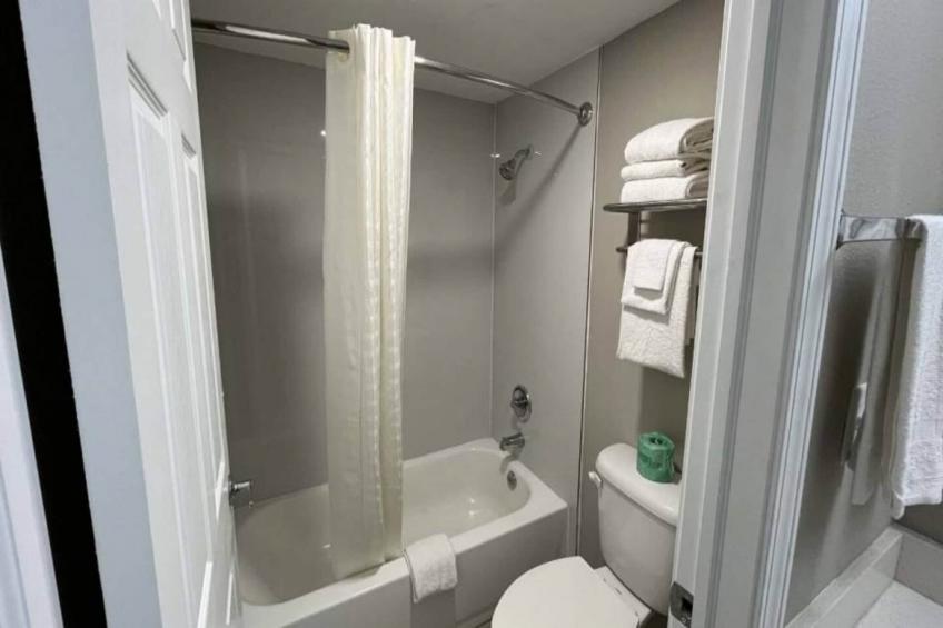 2 Queen Beds  Suite Non-Smoking Micfridge - foto 18