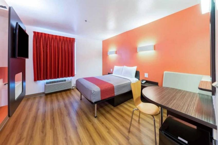 1 Queen Bed  Non-Smoking Mini Fridge - foto 5