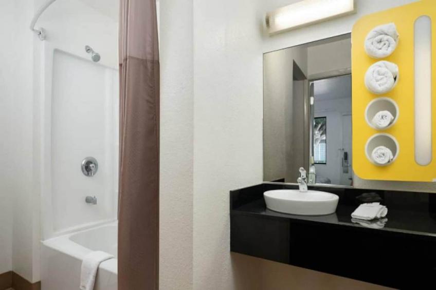 1 Full Bed  ADA/RI Shower/Micfridge - foto 9