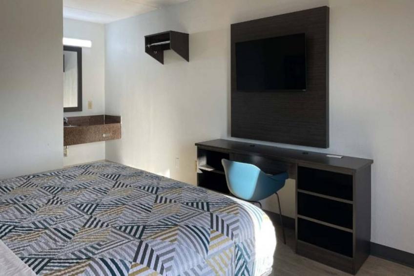 1 King Bed  Non-Smoking Micfridge - foto 11