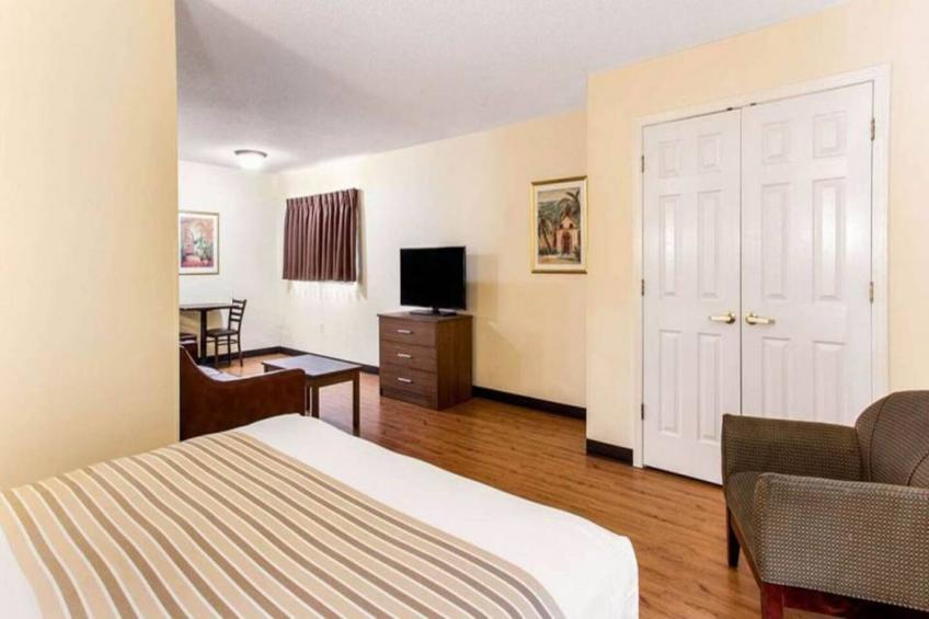 1 Queen Bed  ADA/RI Shower/Smoking/Kitchen - foto 4