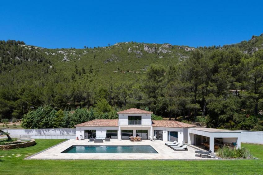 Villa avec piscine chauffée spa salle sport et cinéma