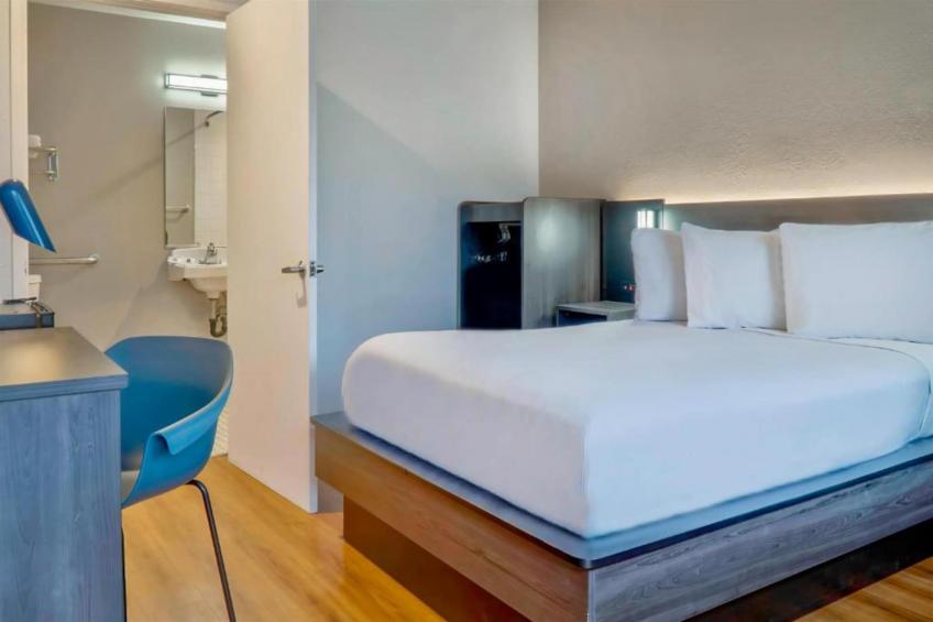 1 Queen Bed  Mini Fridge - foto 6