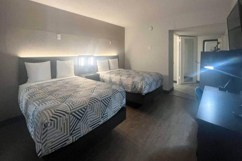 2 Full Beds  Non-Smoking Micfridge - foto 10