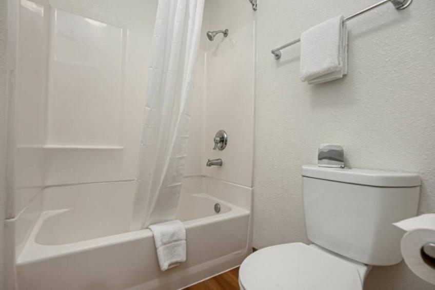 1 Queen Bed  ADA/RI Shower - foto 20