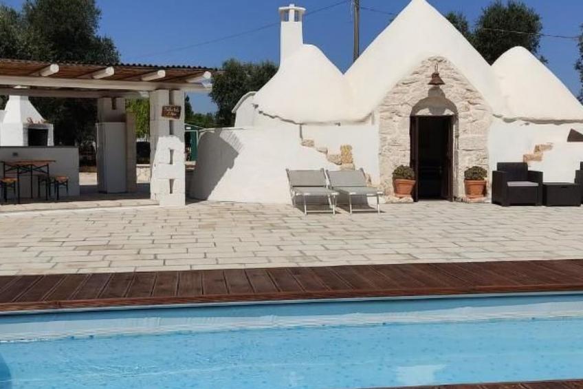 Rundes Steinhaus mit Whirlpool