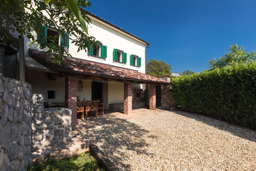 Haus mit modernem Interieur und einer alten Taverne - foto 34